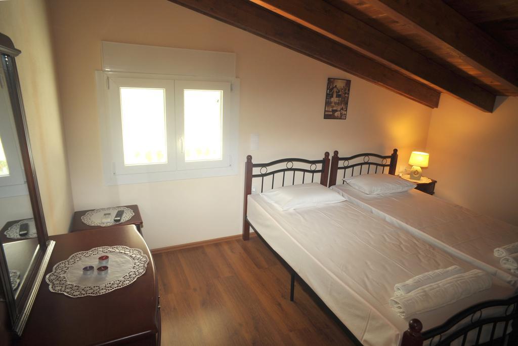 Villa Poulades Gouvia Rum bild